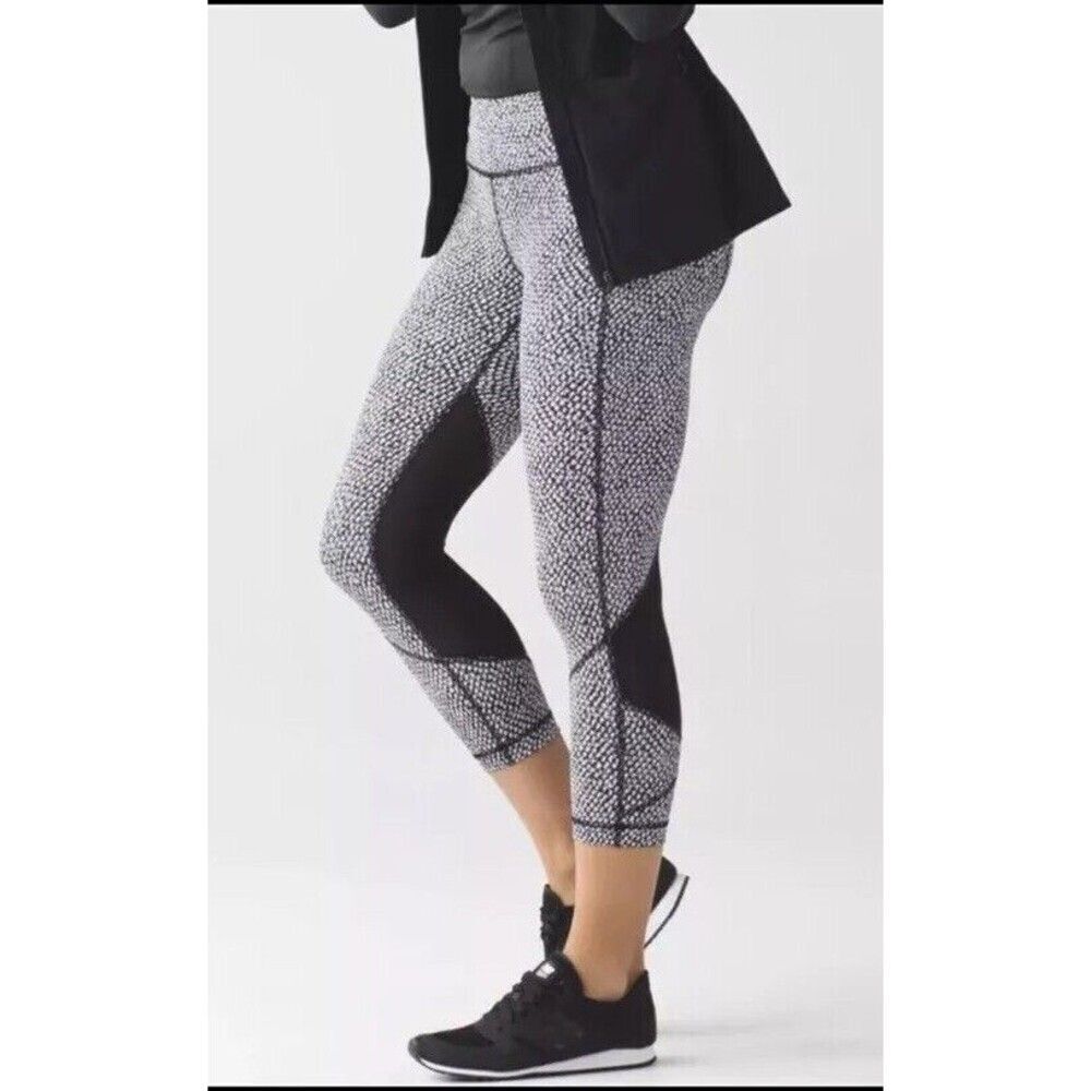 Lululemon Pace Rival Crop in Scatter Star Arctic Grey/Black Size 2